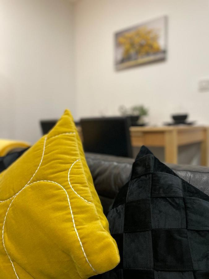 Luxurious 2 Bed Apartment In Heart Of Burnley With Private Parking Kültér fotó