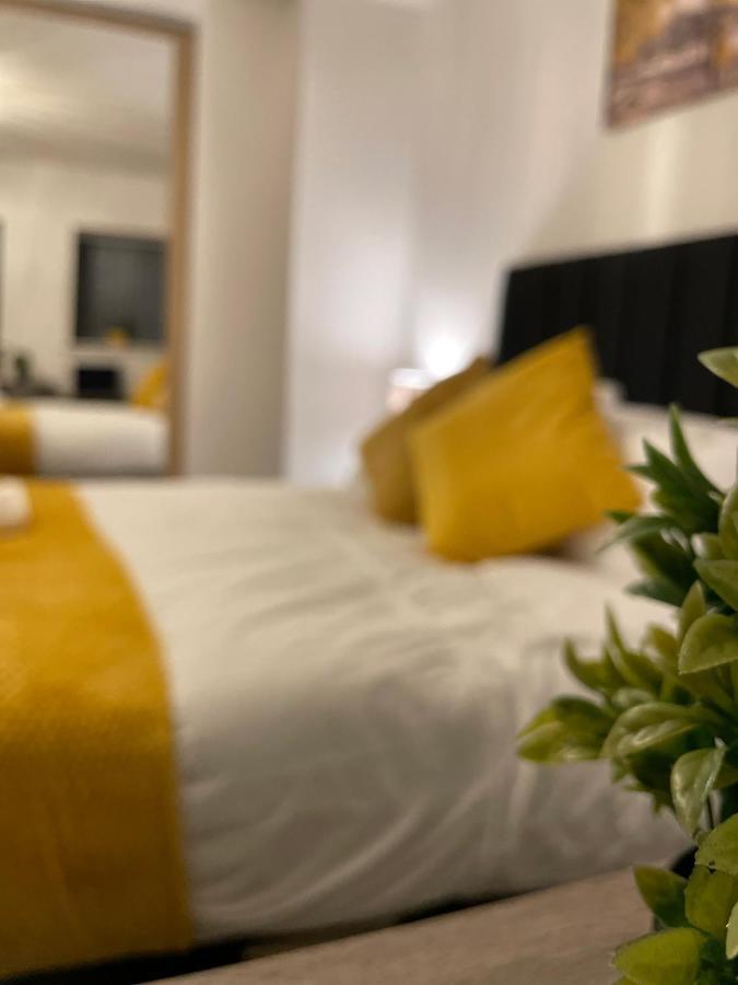 Luxurious 2 Bed Apartment In Heart Of Burnley With Private Parking Kültér fotó