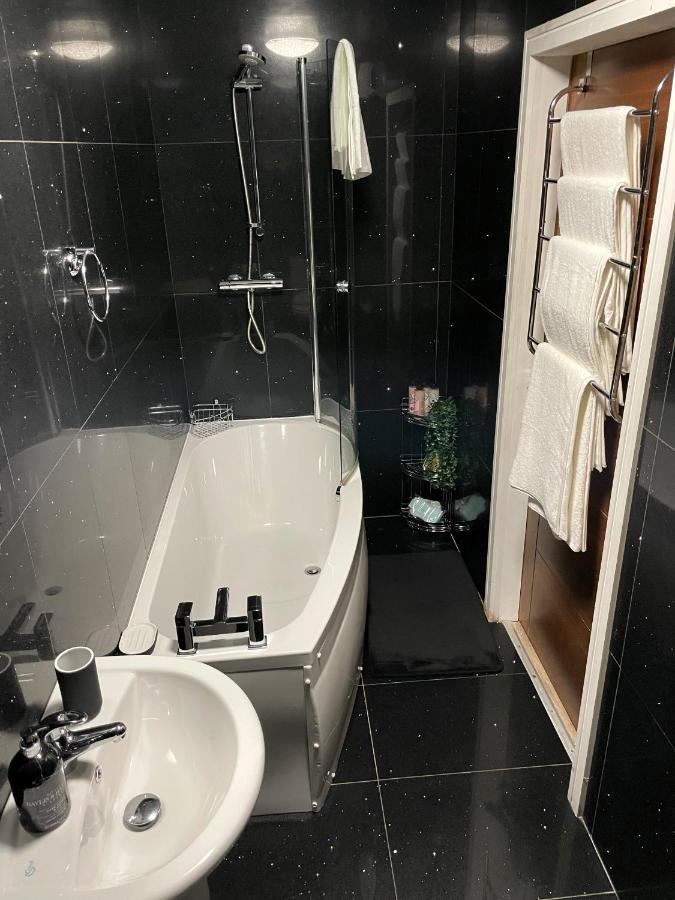 Luxurious 2 Bed Apartment In Heart Of Burnley With Private Parking Kültér fotó