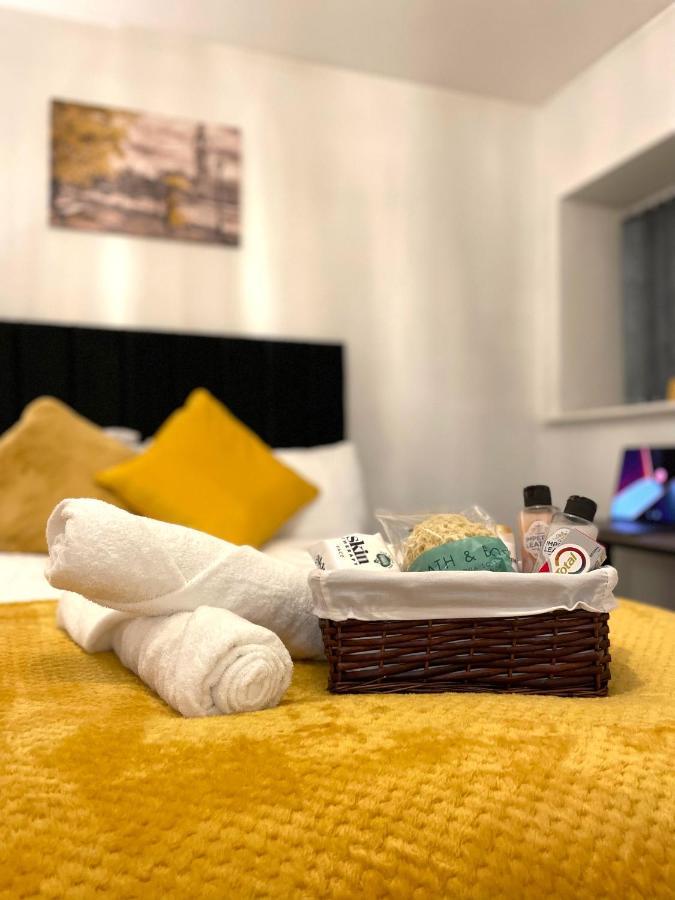 Luxurious 2 Bed Apartment In Heart Of Burnley With Private Parking Kültér fotó